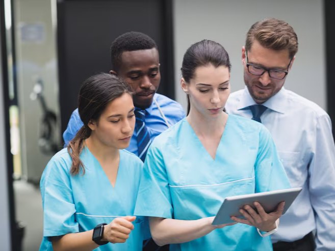 Equipo asistencial de Clínica Sanar: una médica y dos profesionales de enfermería